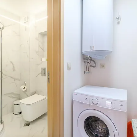 Ldv 13 Free Private Parking *